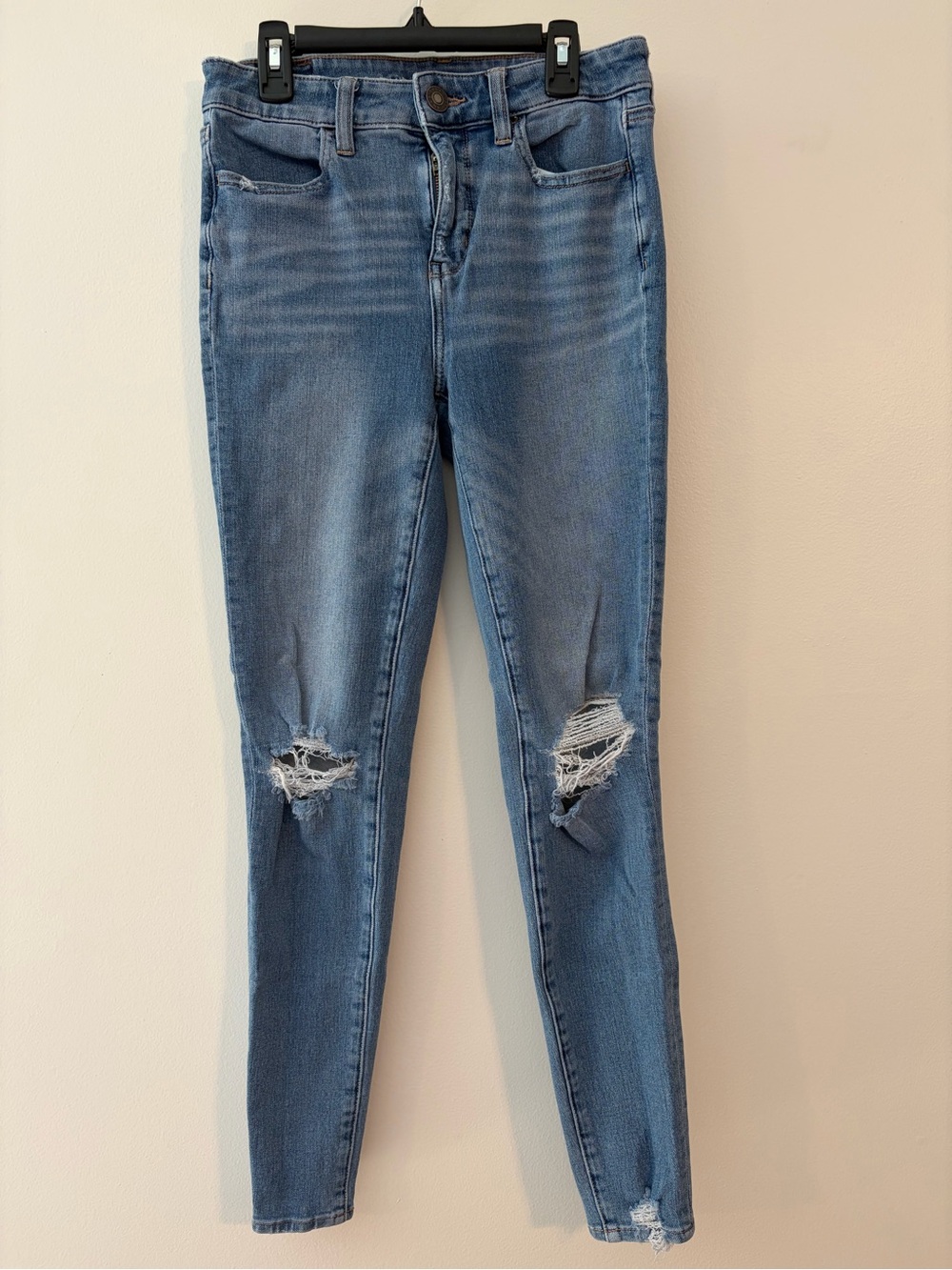 American Eagle Women’s Light Blue Distressed Skinny Jeans 2R